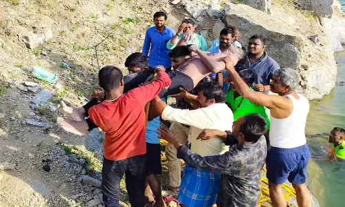 கல்குவாரியில் மூழ்கி கல்லூரி மாணவன் பலி