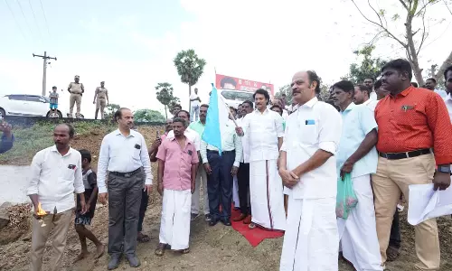 திருவெறும்பூர் தொகுதியில் நடப்பாண்டில் 94 கி.மீட்டர் நீளத்திற்கு நீர் நிலைகள் தூர்வாரும் பணிகள்-அன்பில் மகேஷ் பொய்யாமொழி  தொடங்கி வைத்தார்