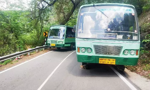 மலைச்சாலையில் பிரேக் பழுது பின்னோக்கிச் சென்ற பஸ்சில் இருந்து குதித்து தப்பிய பயணிகள்