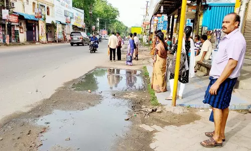 சாலையோரங்கள் சேறும் சகதியுமாக மாறியதால் பொதுமக்கள் அவதி