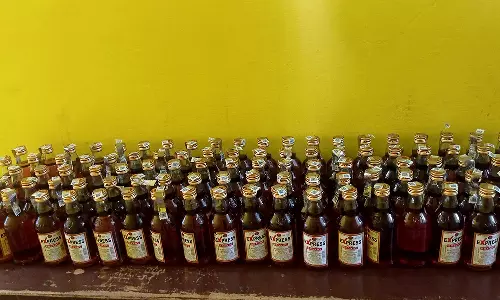 அந்தியூர் அருகே மது பாட்டில் விற்றவர் கைது