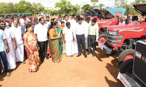 தூத்துக்குடி மாவட்ட பஞ்சாயத்துகளுக்கு திடக்கழிவு மேலாண்மை பணிக்கு 38 டிராக்டர்கள் - கனிமொழி எம்.பி. வழங்கினார்