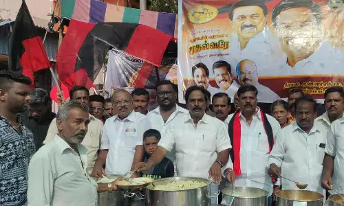 தி.மு.க.வினர் காலை உணவு வழங்கி கொண்டாட்டம்