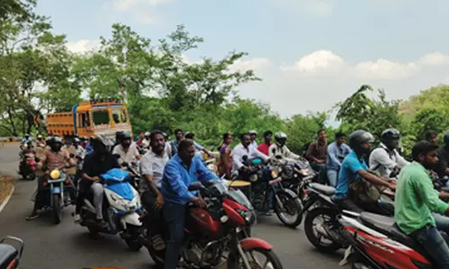 ஏற்காடு மலைப்பாதையில் போக்குவரத்து நெரிசல்