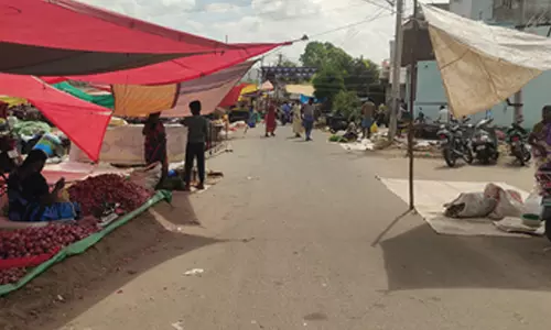 பரமத்திவேலூர் வாரச்சந்தையில் கடை போட இடமில்லாமல் வியாபாரிகள் அவதி