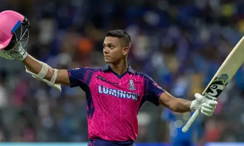 ஐபிஎல் வரலாற்றில் இளம் வயதில் சதம் அடித்த 4-வது வீரர்- சாதனை படைத்த யஷஸ்வி ஜெய்ஸ்வால்