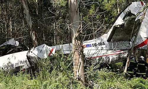 நடுவானில் மோதிய விமானங்கள்- 4 பேர் உயிரிழப்பு