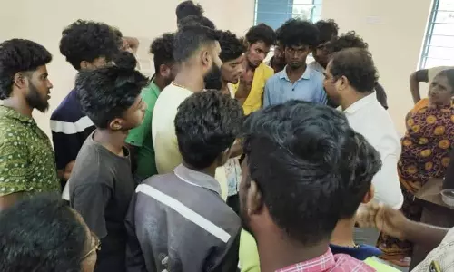 திருக்கண்டலம் ஊராட்சியில் விளையாட்டு மைதானம் அமைத்து தரக்கோரி ஊராட்சி மன்ற அலுவலகத்தை இளைஞர்கள் முற்றுகை