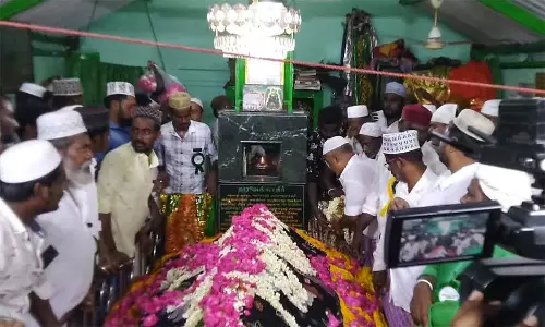 350 ஆண்டு பழமையான தர்காவில் சந்தனகூடு திருவிழா: கடற்கரையில் குவிந்த இஸ்லாமியர்