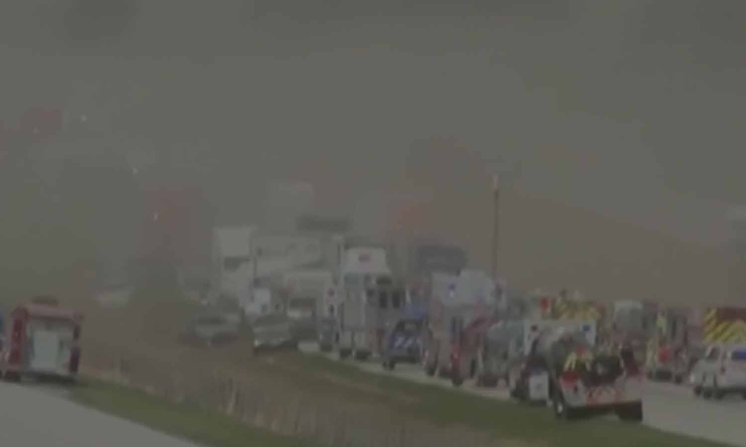 அமெரிக்காவில் புழுதி புயலில் சிக்கி 100 வாகனங்கள் மோதல்- 6 பேர் பலி