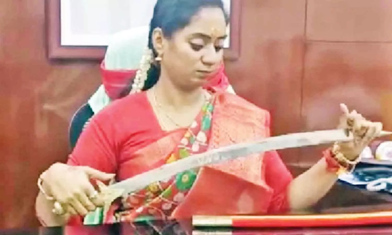 கையில் வாளுடன் புதுவை பெண் அமைச்சர் கையில் வாளுடன் புதுவை பெண் அமைச்சர்