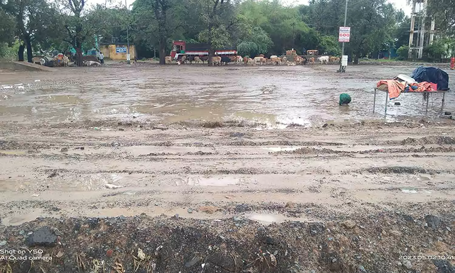 சேறும் சகதியுமாக மாறிய வார சந்தை சேறும் சகதியுமாக மாறிய வார சந்தை