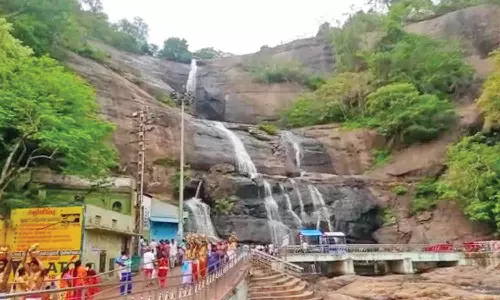 குற்றால அருவிகளில் மீண்டும் சுற்றுலா பயணிகள் குளிக்க அனுமதி