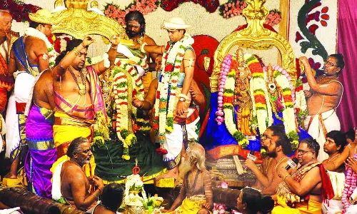 மீனாட்சி அம்மன்-சுந்தரேசுவரர் திருக்கல்யாணம் கோலாகலம்: ஆயிரக்கணக்கான பக்தர்கள் தரிசனம்