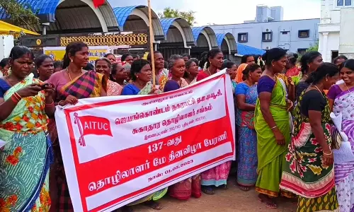 ஜெயங்கொண்டத்தில் நகராட்சி துப்பரவு தொழிலாளர்கள் பேரணி