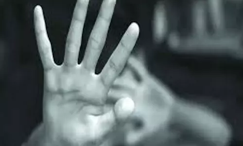 ஓடும் ரெயிலில் மத்திய பாதுகாப்பு படை போலீஸ்காரர் இளம்பெண்ணிடம் சில்மிஷம்- மது போதையில் ரகளை