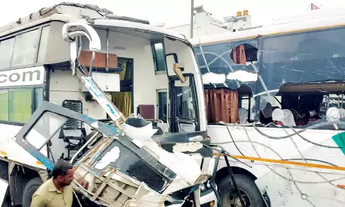 ஓசூரில் அரசு, தனியார் பஸ்கள் மீது டிப்பர் லாரி மோதி விபத்து