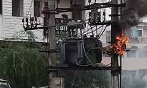 பொன்னேரியில் பலத்த மழையின் போது டிரான்ஸ்பார்மர் தீப்பிடித்து எரிந்ததால் பரபரப்பு