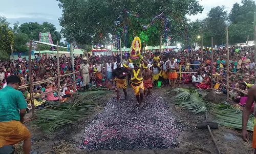 காரைக்கால் தலத்தெரு தங்கமாரியம்மன் கோவிலில் தீமிதி திருவிழா