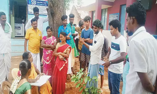 ஒன்றிய ஆணையாளரிடம் கிராம இளைஞர்கள் வாக்குவாதம்