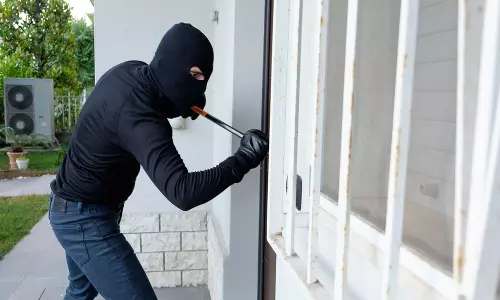 கரூர் அருகே வீட்டின் பூட்டை உடைத்து 12 பவுன் நகை கொள்ளை