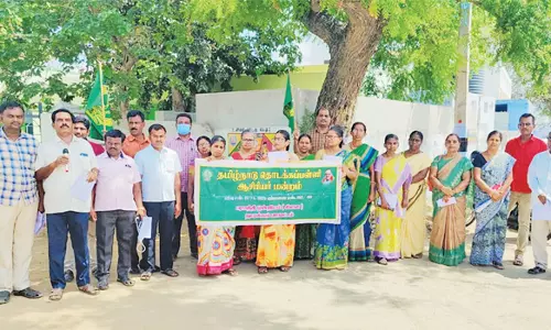 பரமத்தி வட்டார கல்வி அலுவலகம் முன்புதொடக்க, நடுநிலை பள்ளி ஆசிரியர்கள் ஆர்ப்பாட்டம்