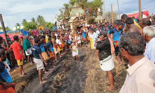 வாழவந்தி மாரியம்மன் கோவிலில் குண்டம் இறங்கும் விழா