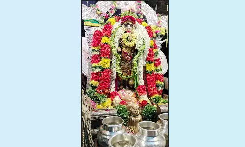 தங்கப் பல்லக்கில் கள்ளழகர் மதுரை புறப்பாடு