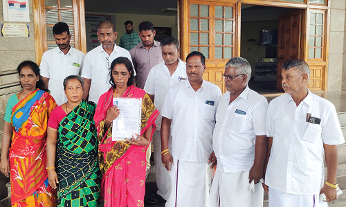 துபாய் கடலில் மூழ்கி இறந்த மகனின் உடலை மீட்டு  தரக்கோரி கண்ணீர் மல்க கலெக்டரிடம்  தாய் மனு