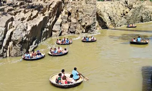 ஒகேனக்கல்லில் பரிசல் சவாரி செய்வதற்கு கூடுதல் பணம் வசூல்