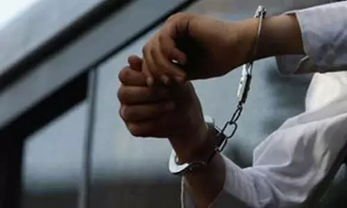 தம்பியை கத்தியால் குத்திய அண்ணன் கைது