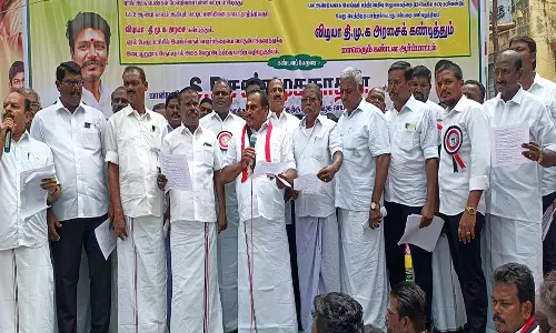 ஏரல் பத்திரப்பதிவு அலுவலகத்தை இடமாற்றம்செய்தால் மறியல் போராட்டம்- ஆர்ப்பாட்டத்தில்  சண்முகநாதன் பேச்சு