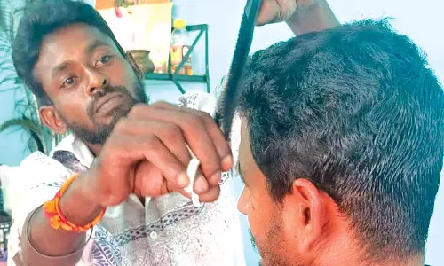 மே தினத்தை முன்னிட்டு 24 மணி நேரத்தில் 92 பேருக்கு இலவசமாக முடி திருத்தி சாதனை- சலூன் கடைக்காரருக்கு குவியும் பாராட்டு