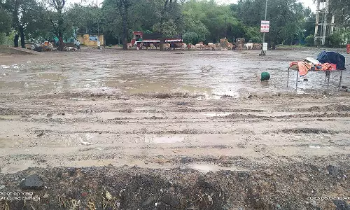 சேறும் சகதியுமாக மாறிய வார சந்தை