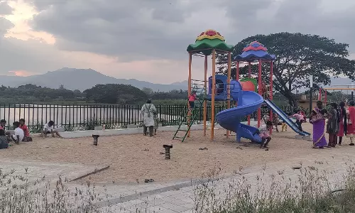 கிருஷ்ணாம்பதி குளத்தில் குழந்தைகளுடன் குவியும் பொதுமக்கள்