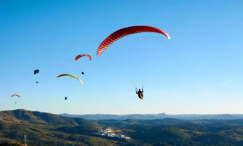 நடுவானில் ஏற்பட்ட விபத்தில் பாராகிளைடர் உயிரிழப்பு: பிரிட்டனைச் சேர்ந்தவர் கைது