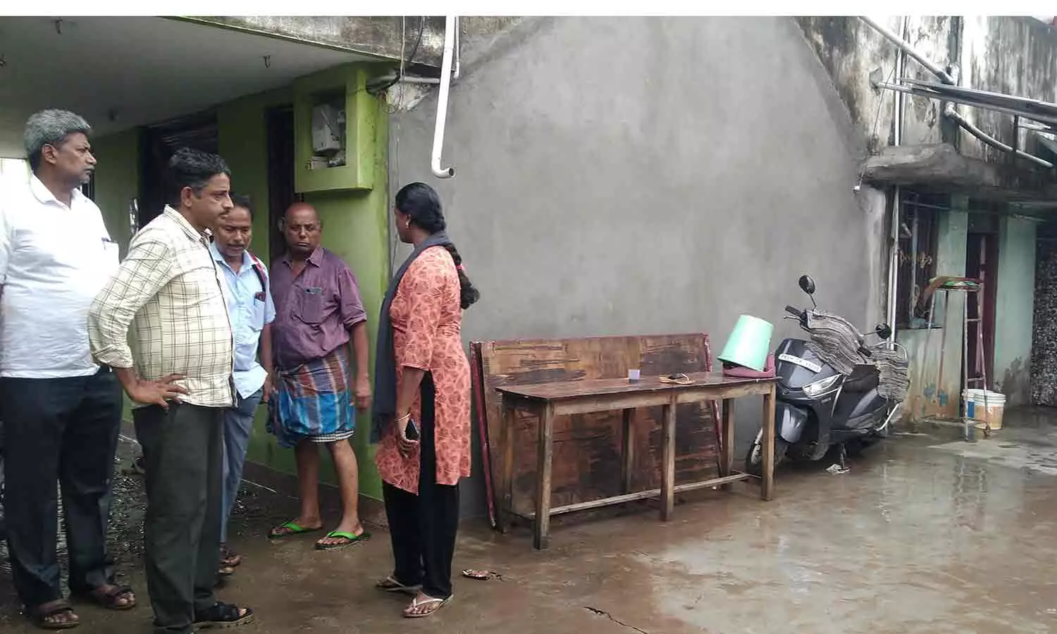 மழை நீர் தேங்கிய வீடுகளில் அதிகாரி ஆய்வு மழை நீர் தேங்கிய வீடுகளில் அதிகாரி ஆய்வு