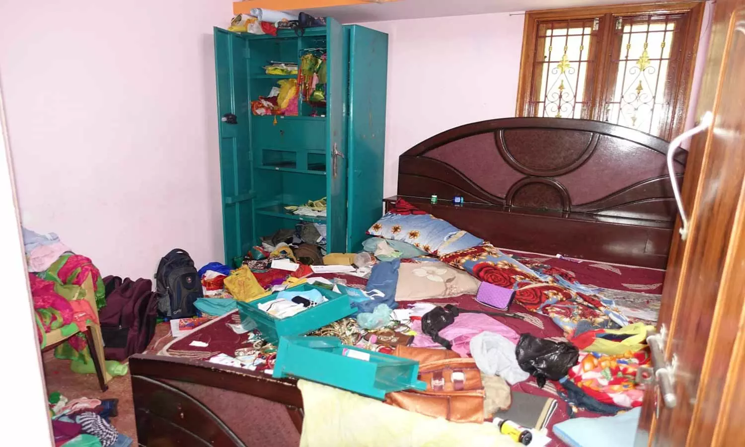 5 வீடுகளில் நகை, பணம் கொள்ளை 5 வீடுகளில் நகை, பணம் கொள்ளை