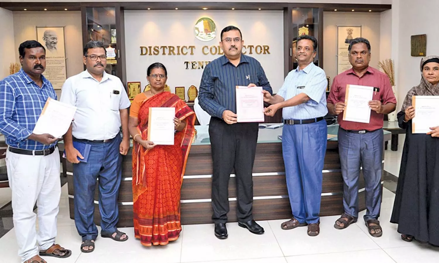 தென்காசி மாவட்ட திட்டமிடும் குழு உறுப்பினர் தேர்தலுக்கான வாக்காளர் பட்டியல்- கலெக்டர் வெளியிட்டார் தென்காசி மாவட்ட திட்டமிடும் குழு உறுப்பினர் தேர்தலுக்கான வாக்காளர் பட்டியல்- கலெக்டர் வெளியிட்டார்