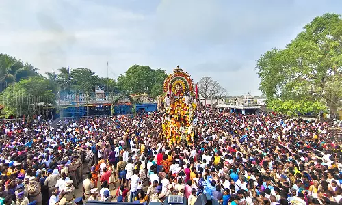 உளுந்தூர்பேட்டை அருகே உள்ள கூவாகம் கூத்தாண்டவர் கோவில் தேரோட்டம்