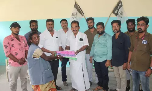 மங்கலம் ஊராட்சி தூய்மை பணியாளர்களுக்கு இலவச வேஷ்டி-சேலை