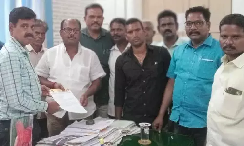 பட்டுபோன மரங்களை அகற்ற வேண்டும்