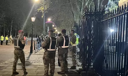 இங்கிலாந்தின் பக்கிங்காம் அரண்மனைக்குள் துப்பாக்கி தோட்டாக்களை வீசிய வாலிபர் கைது