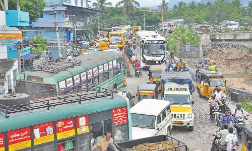 ஒழுகினசேரியில் இன்று பரபரப்பு - நடுரோட்டில் பழுதாகி நின்ற அரசு பஸ்