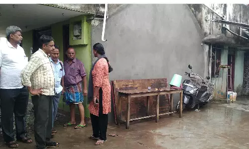 மழை நீர் தேங்கிய வீடுகளில் அதிகாரி ஆய்வு