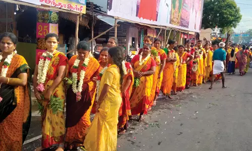 பரமத்திவேலூர்பேட்டை சக்தி கண்ணனூர் புது மாரியம்மன் கோவிலில் தீமிதி திருவிழா