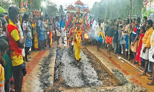 நத்தம் அருகே கோவில் திருவிழாவில் பூக்குழி இறங்கி பக்தர்கள் நேர்த்திக்கடன்