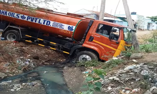 சமையல் எண்ணெய் ஏற்றி சென்றதாறுமாறாக ஓடி சாக்கடை கால்வாய்க்குள் புகுந்த லாரி