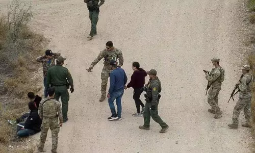 அகதிகள் ஊடுருவலை தடுக்க மெக்சிகோ எல்லைக்கு அமெரிக்க வீரர்கள் 1,500 பேரை அனுப்ப முடிவு