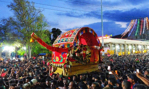 18-ம் படி கருப்பணசாமியிடம் உத்தரவு பெற்று இன்று இரவு மதுரை புறப்படும் கள்ளழகர்